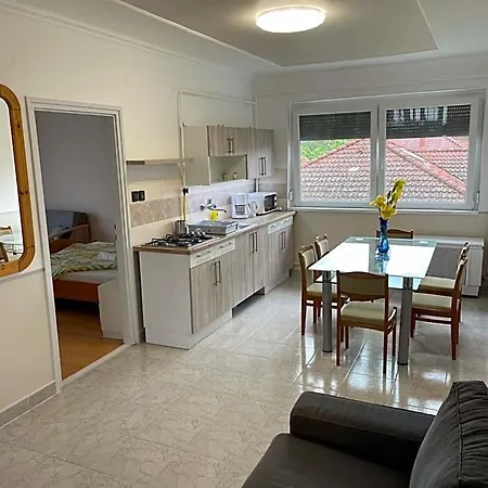 Pingvin Cukraszda Felso Szint Guest house 3*