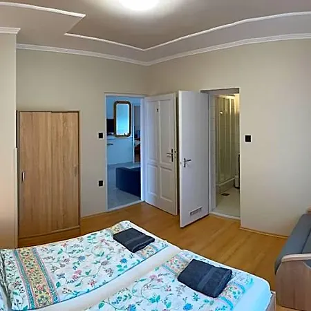Pingvin Cukraszda Felso Szint Guest house 3*