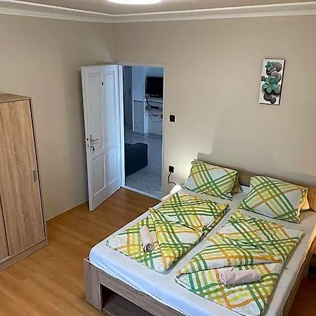 Pingvin Cukraszda Felso Szint Guest house 3*