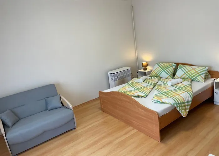 Pingvin Cukraszda Felso Szint בית הארחה 3*