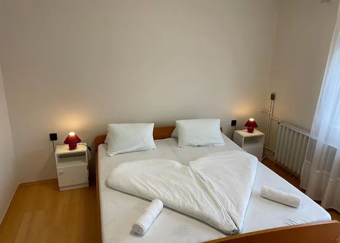 Pingvin Cukraszda Felso Szint בית הארחה 3*